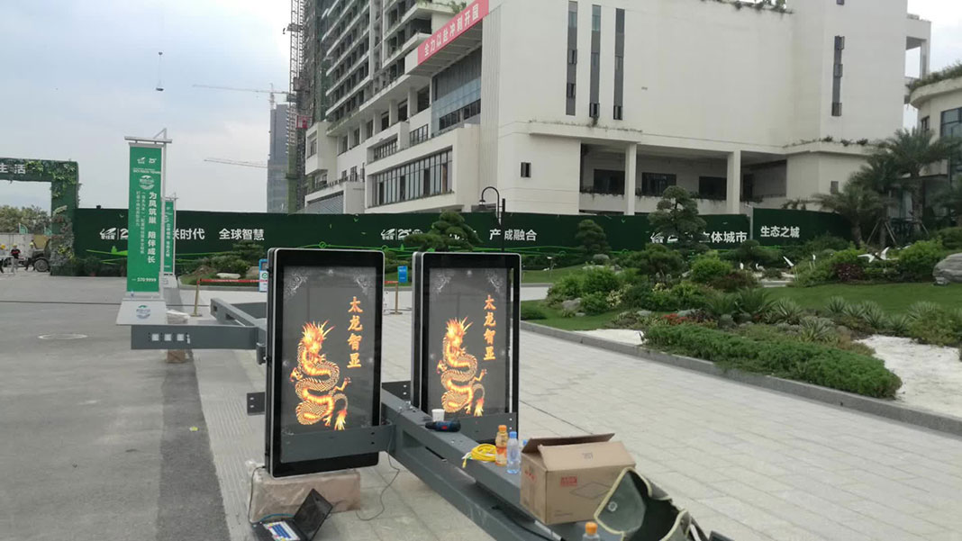 在惠州碧桂园装LED灯杆屏现场图片4.jpg