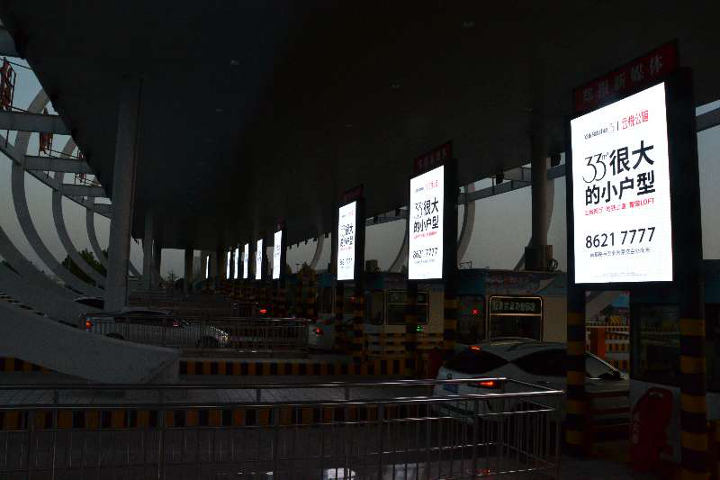 郑州机场高速收费站立柱LED广告机2.png