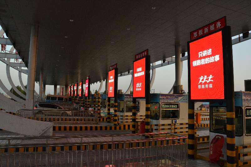 郑州机场高速收费站立柱LED广告机3.png