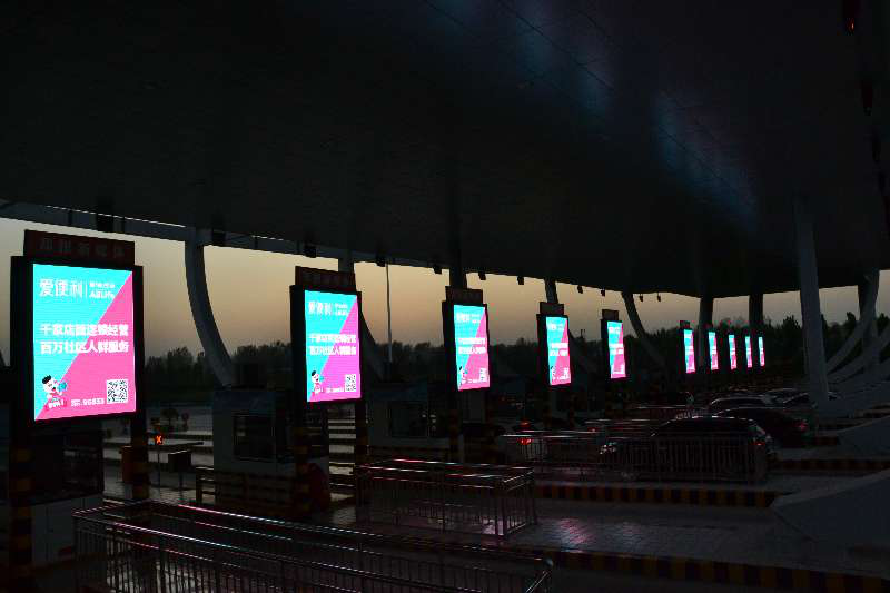 郑州机场高速收费站立柱LED广告机4.png