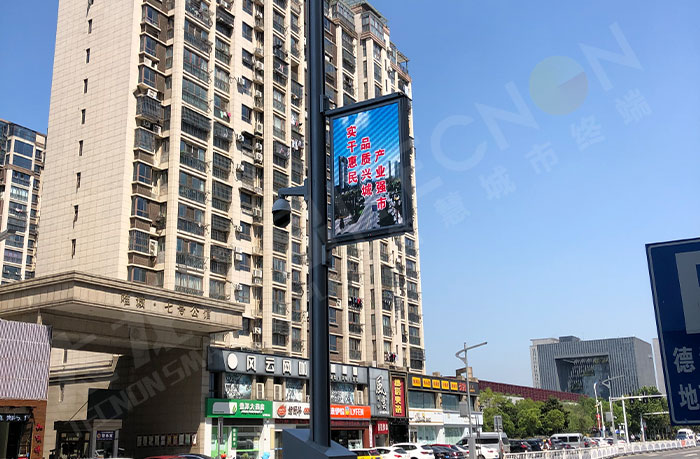 盐城市道路上正在播放宣传视频的智慧灯杆屏.jpg