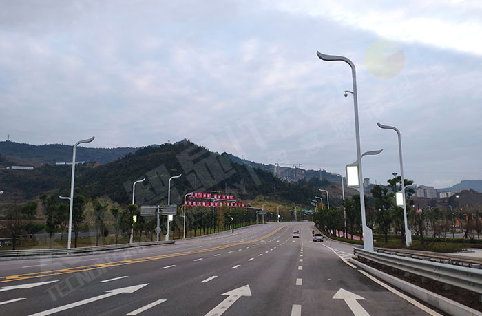 LED light pole screens on Chongqing Three Gorges Avenue.jpg LED light pole screens on Chongqing Three Gorges Avenue.jpg