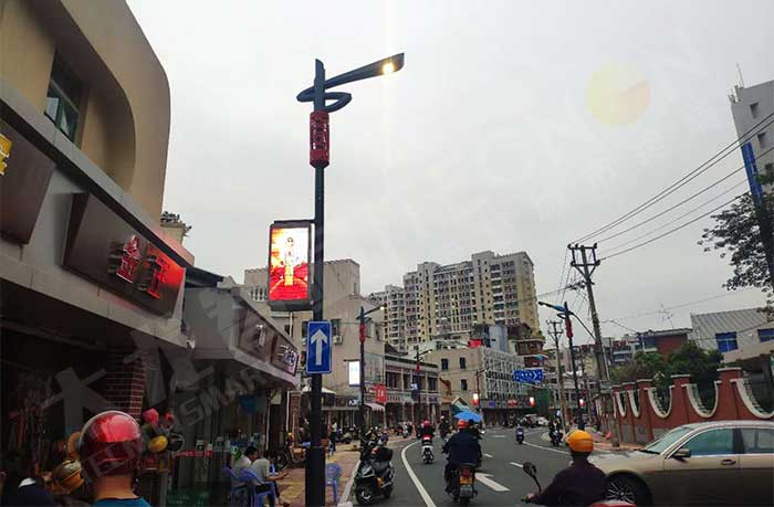 厦门中山路商圈步行街的智慧灯杆+灯杆屏