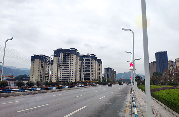 重庆三峡道路上的智慧灯杆.jpg