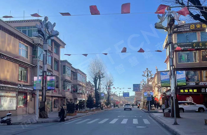 千户藏寨应用的LED灯杆屏.jpg 千户藏寨应用的LED灯杆屏.jpg