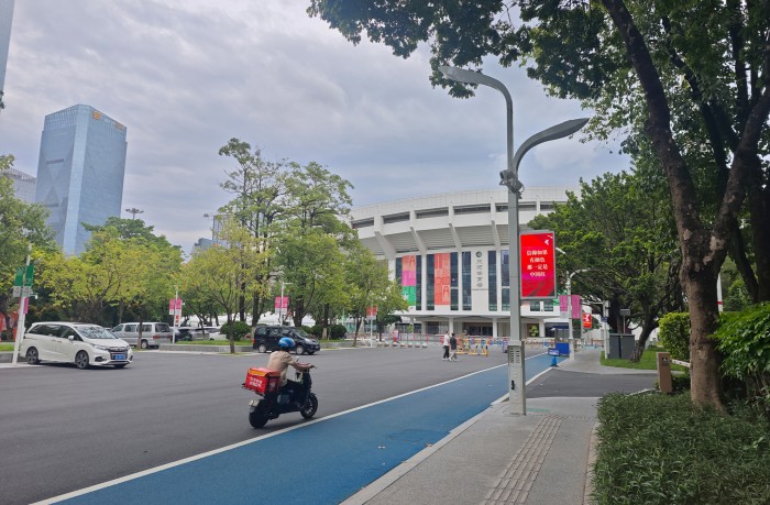 天河体育中心外部道路的LED智慧灯杆屏