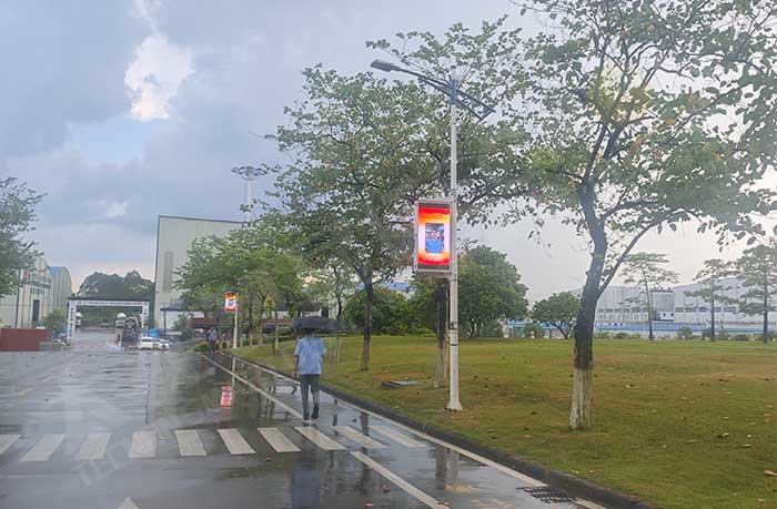 户外LED灯杆屏工业环境适配.jpg 户外LED灯杆屏工业环境适配.jpg
