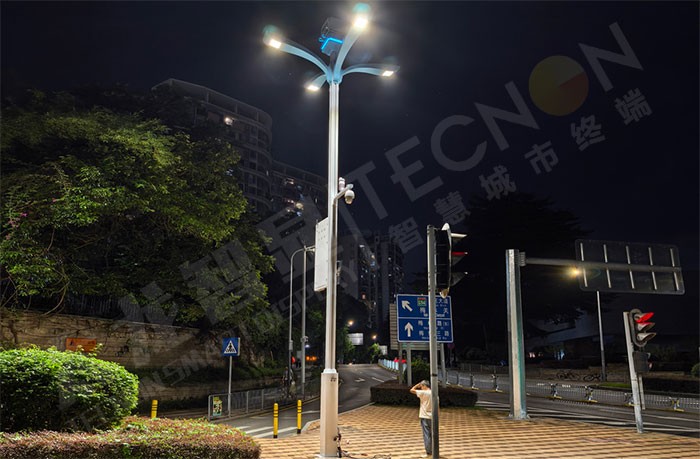 夜晚的智慧LED灯杆屏.jpg 夜晚的智慧LED灯杆屏.jpg