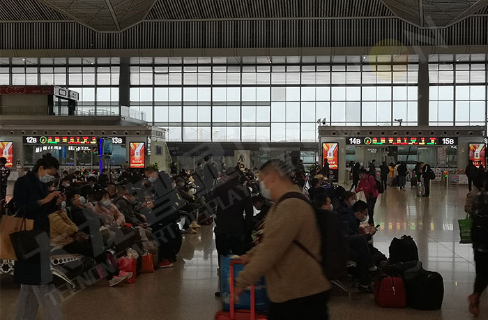 西安北站候车室立式LED广告机应用.jpg 西安北站候车室立式LED广告机应用.jpg