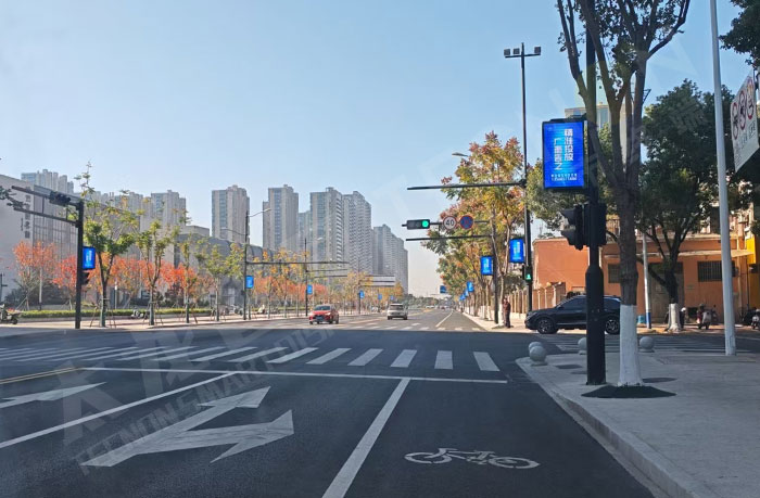 IP65防水P4灯杆屏.jpg IP65防水P4灯杆屏.jpg