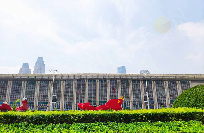 LED灯杆屏提升天津站旅客出行效率.jpg