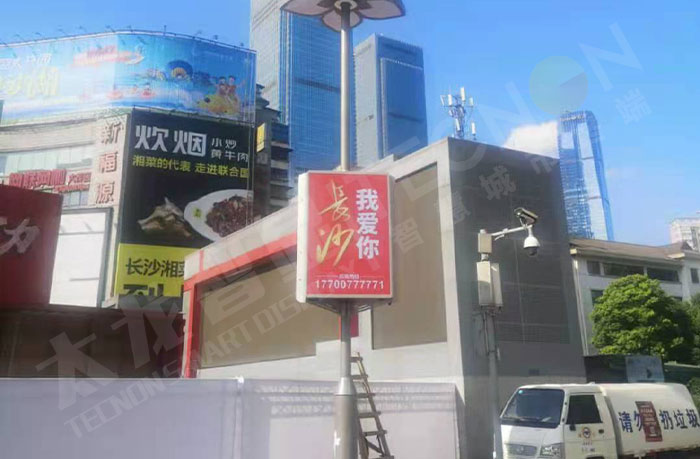 长沙中心商业街的三面LED灯杆屏.jpg 长沙中心商业街的三面LED灯杆屏.jpg