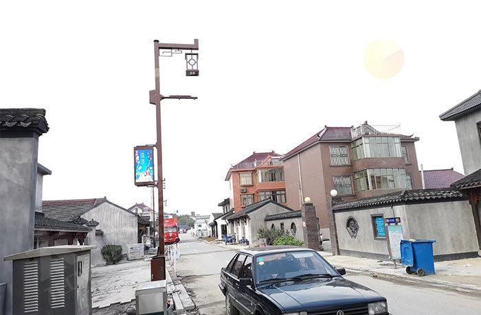 嘉兴乌镇的复古风智慧路灯与LED灯杆屏.jpg