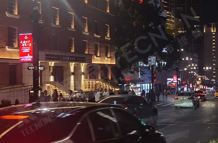 使用宽压电源的灯杆屏在夜间点亮.jpg