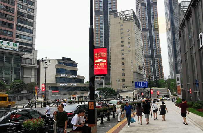 重庆市渝中区民族路的智慧灯杆.jpg