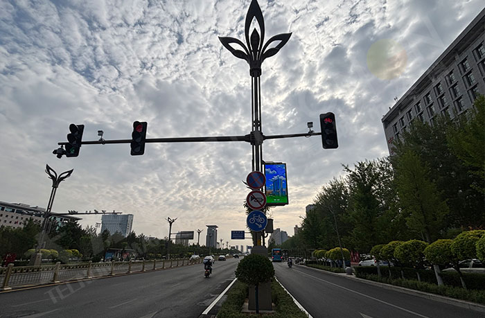 榆林通达路上点亮的LED灯杆屏 榆林通达路上点亮的LED灯杆屏
